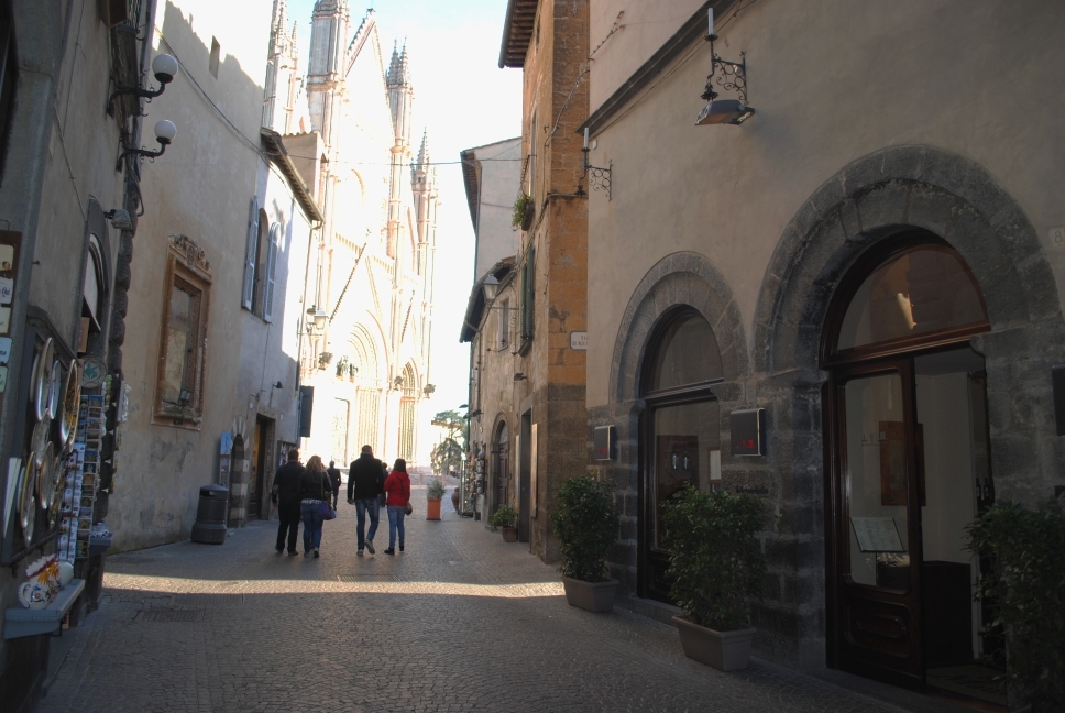 A nice private walking tour in Orvieto of 3 hours approx. A perfect choice for those who are willing to spend a day in Orvieto, getting a feeling of its wine and art history combined together.